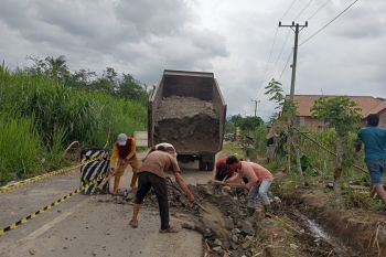 Pemprov mulai perbaiki jalan rusak di OKU Selatan yang tergerus longsor