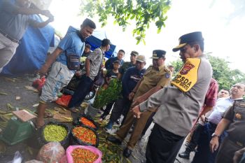 Pj Gubernur bersama Kapolda Sulsel turun ke pasar cek harga cabai