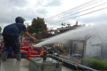 Satpol PP Damkar Agam kerahkan lima armada padamkan api, satu warga terbakar