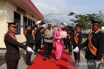 Pisah sambut Kapolres Padang Panjang, Donny Bramanto dilepas dengan pedang pora