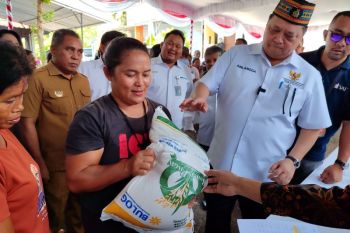 Menko Airlangga  salurkan bantuan pangan CBP di Labuan Bajo