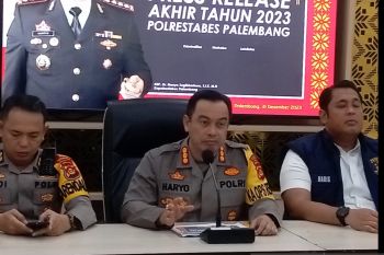 Polisi identifikasi pemalak wisatawan di atas  Jembatan Ampera