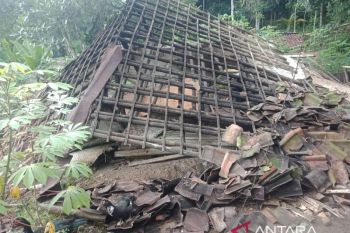 Akibat rumahnya ambruk diterjang angin kencang, satu keluarga mengungsi