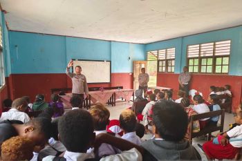 Polres Jayapura beri motivasi belajar bagi siswa SD Besum