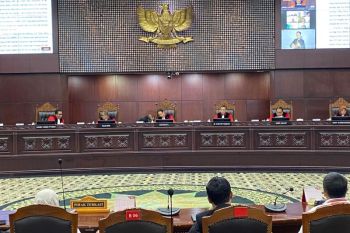 MK tolak uji formil syarat usia capres-cawapres Denny Indrayana cs
