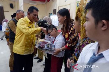 Gubernur Ansar serahkan bantuan seragam pelajar SLB di Natuna