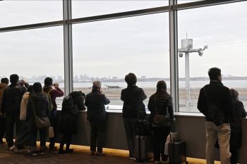 Pesawat tabrakan di landasan pacu bandara Jepang