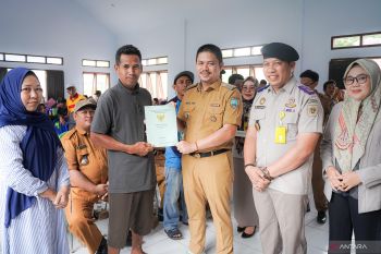 Pemda dan BPN Koltim serahkan Sertifikat di Raara dan Welala