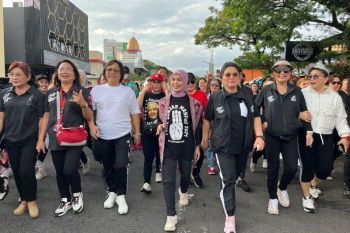 Istri Ganjar Siti Atikoh jalan pagi di Manado