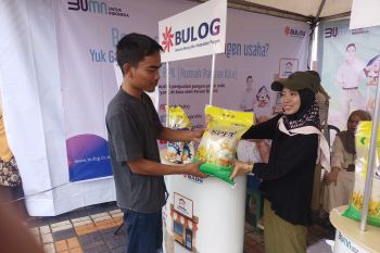 Bulog buka stan bahan pokok murah di bazar HUT OKU Timur