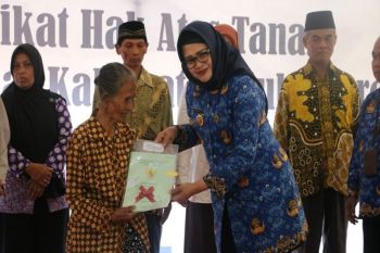 Pemkab Kulon Progo menyerahkan 154 sertifikat di Banjarasri program PTSL