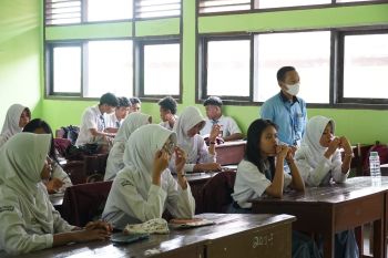 Dosen Prodi Manajemen IIB Darmajaya beri materi public speaking di SMAN 6 Bandarlampung