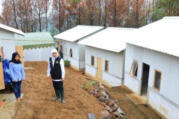 Gubernur Khofifah resmikan huntara korban tanah retak di Ponorogo