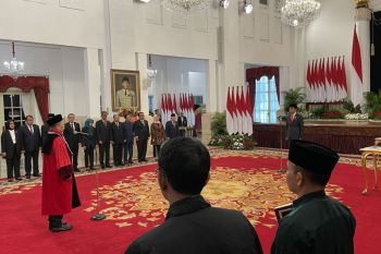 Presiden Joko Widodo lantik Arsul Sani jadi Hakim Konstitusi
