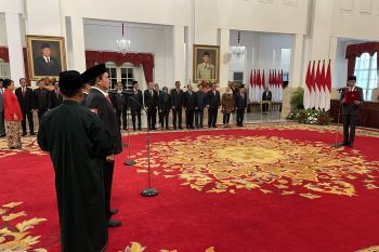 Presiden Joko Widodo lantik anggota KPPU di Istana Negara