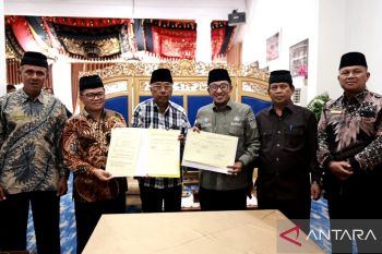 Masyarakat suku Sikumbang 12 Nagari Paninjauan hibahkan tanahnya ke Pemkab Tanah Datar