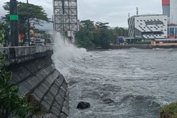 BMKG imbau warga waspadai tinggi gelombang empat meter di Sulut