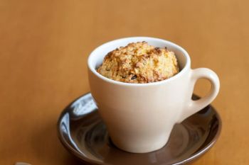 Ini tiga resep kue dalam mug yang nikmat untuk hidangan penutup instan