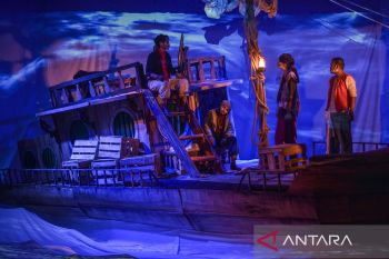 Pementasan teater modern Lautan Bernyanyi