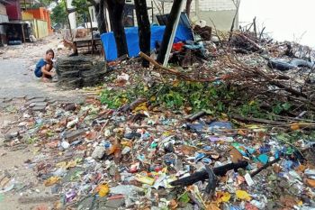 Pantai Kuri Caddi di Maros dipenuhi sampah kiriman banjir