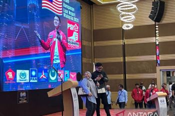 Ketum PSI diserbu PMI untuk swafoto saat bertemu relawan di Kuala Lumpur