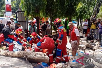 Bruk..tembok SPBU roboh ,  tiga tewas tertimpa