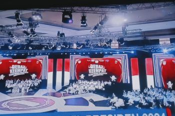 Tiga pasangan capres-cawapres bersapa hangat di awal debat