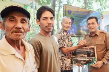 Gubernur Ansar serahkan bantuan untuk nelayan senilai Rp900 juta