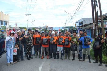 Lanud Timika dan Komunitas Vespa bantu petugas kebersihan