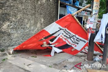 Baliho caleg roboh timpa pengendara motor