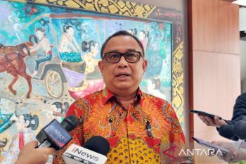 Ari Dwipayana bantah ban mobil Presiden tidak bocor saat kunjungan kerja