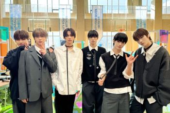 TWS resmi debut dengan album mini 'Sparkling Blue'