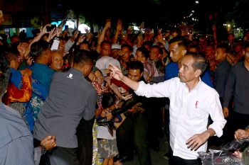 Presiden dan Ibu Iriana Jokowi bagikan kaos dan perlengkapan balita di Salatiga