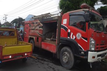 Semen Gresik bantu korban kebakaran dan tanah longsor di dua kabupaten