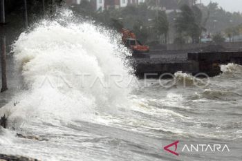BMKG Makassar mengeluarkan peringatan gelombang tinggi hingga 25 Januari