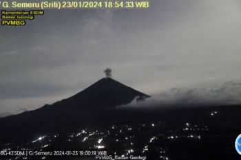 Gunung Semeru dua kali erupsi