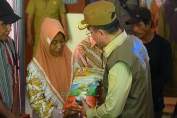 Pj Bupati Banyuasin serahkan bantuan kepada warga terdampak banjir