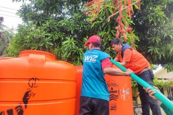 BPBD Sulteng salurkan air bersih bagi warga terdampak banjir di Tojo Una-Una