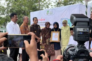 Mensos Risma serahkan dokumen kependudukan 122 anak di LKSA Batam