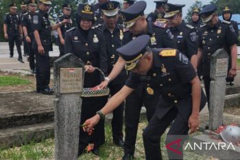 Imigrasi Kendari gelar tabur bunga di makam pahlawan peringati HBI ke-74