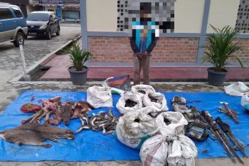 Seorang warga tertangkap saat berburu di hutan Way Kambas