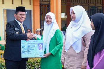 Gubernur Ansar bagikan KTP elektronik kepada 353 siswa SMA sederajat