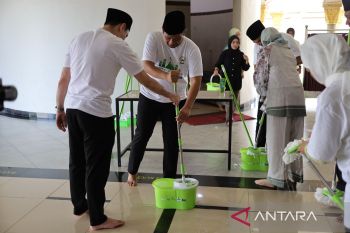 Masjid Raya Sumbar adakan Gerakan Masjid Bersih dalam menyambut Ramadhan
