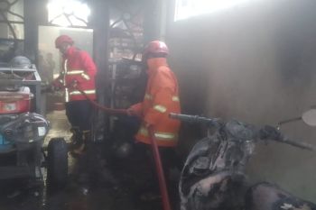 Damkar Lampung Selatan padamkan kebakaran toko kue di Kalianda