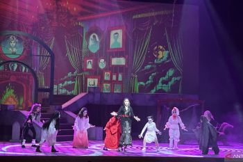 Ini cerita di balik layar para pemain musikal 'The Addams Family'