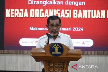 Kemenkumham Sulsel memberi penghargaan kepada lima OBH berkinerja baik
