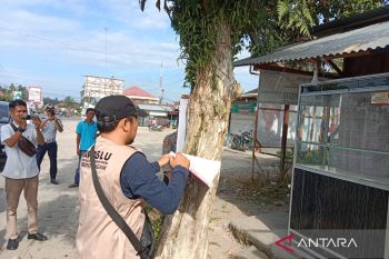 Bawaslu Agam tertibkan APK terpasang tempat terlarang