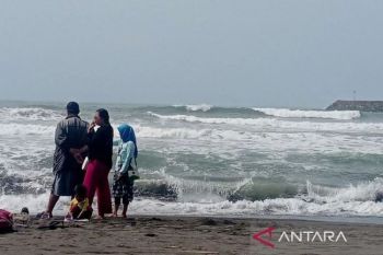 Waspadai gelombang tinggi di laut selatan Jabar-DIY