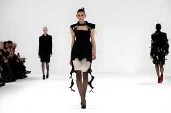 Viktor &amp; Rolf luncurkan koleksi gaun serba hitam di Haute Couture Paris