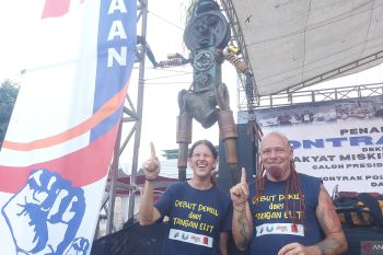 Seniman Berlin tunjukkan patung dari suku cadang motor bekas ke Anies